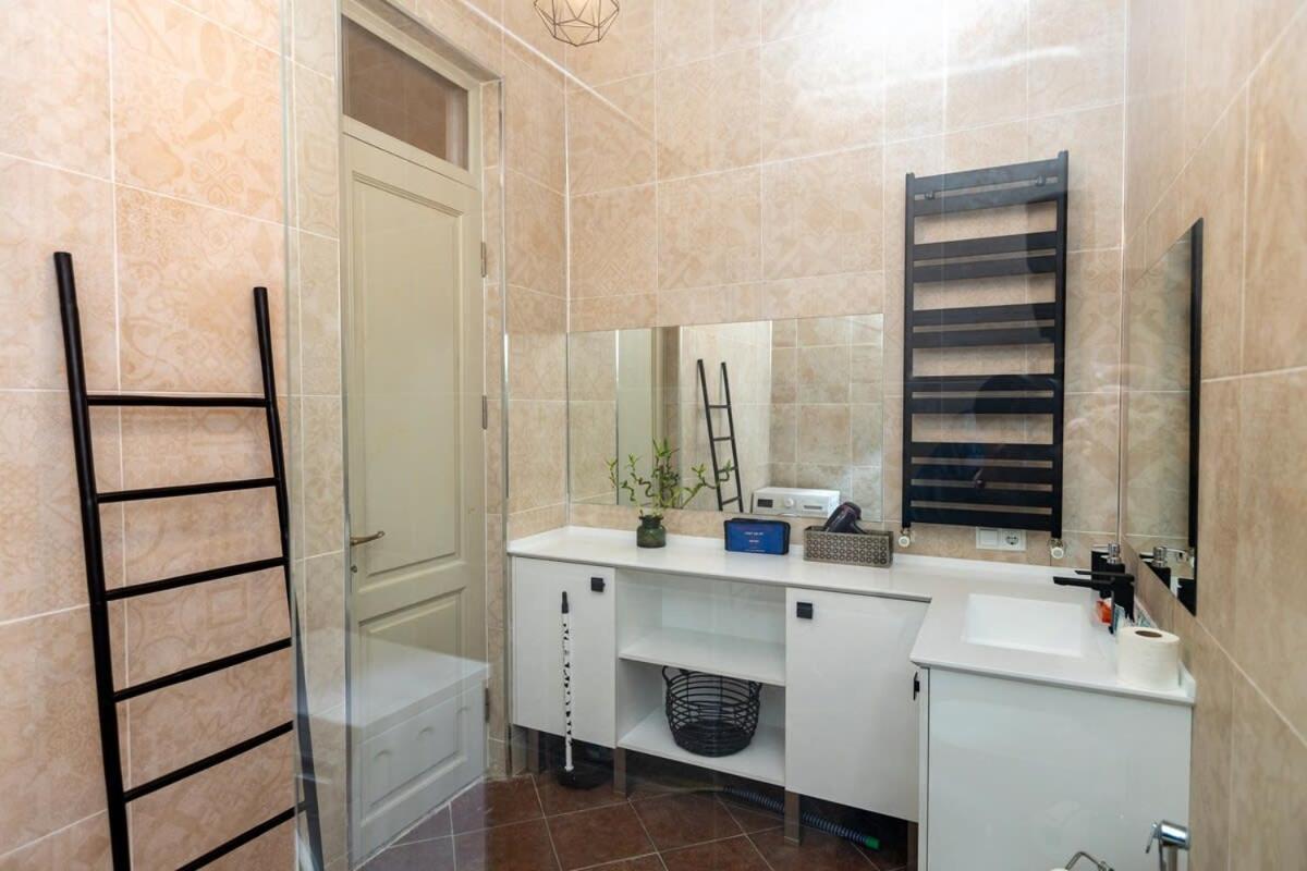 Stylish 2Br Apt In The Heart Of Old Tbilisi Exterior photo